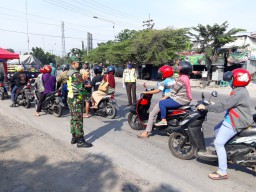 Serma Hariono dan Kopka Winandar anggota Koramil 0816/09 Krian pengamanan Pos cek Ponit PSBB Baypass Krian