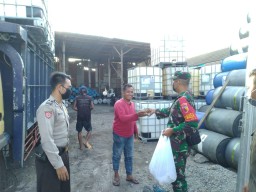 Rasa peduli Babinsa Ramil 12/Prambon terhadap warga ditengah pandemi Covid-19