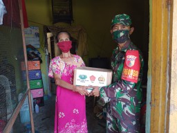 Bakti Sosial bagikan paket sembako ke warga kurang mampu di wilayah Prambon