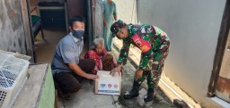 Babinsa Kupang Membagikan Sembako Bagi warga Yang Terdampak Covid-19