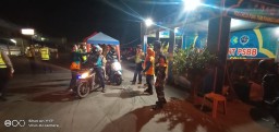 Anggota Koramil 0816/09 Krian dalam pengamanan Pos cek Ponit PSBB Baypass Krian.