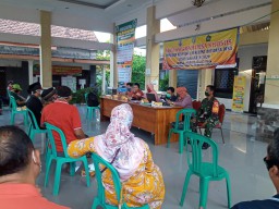 Babinsa Koramil 0816/11 Tarik Hadiri Musyawarah Pembagian BLT