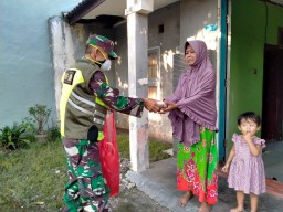 Babinsa Koramil 0816/13 Wonoayu Perdulian terhadap masyarakat yang Ada Di Sekitarnya
