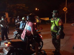 Babinsa Koramil 0816/09 Krian terjun langsung dalam Pelaksanaan PSBB di wilayah Kecamatan Krian