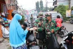 Pandemi Covid-19, Prajurit Kodim 0816/Sidoarjo bagikan nasi bungkus pada warga Kec. Taman