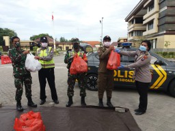 Babinsa Serka Nur Kasan bersama Babinkamtibmas dan Satpol PP Krian laksanakan kegiatan bagi nasi bungkus.