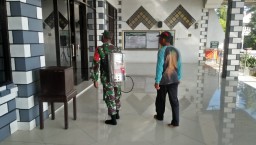 TNI Bersama Forkopimka Lalukan Penyemprotan Cairan Disinfektan Secara Serentak