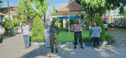 Forkopimka bersama Ka Puskesmas Krian lakukan penyemprotan disinfektan