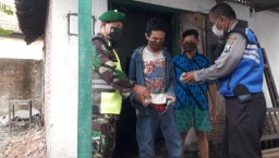 Rasa peduli terhadap warga binannya ditengah pandemi Covid-19, Bagikan nasi bungkus