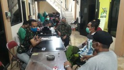Babinsa Koramil 0816/12 Prambon Serka Sunoko laksanakan musyawarah terbatas dengan Relawan Desa Bendotretek lawan Covid - 19