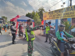 Anggota Koramil 0816/09 Krian pengamanan Pos cek Ponit PSBB Baypass Krian dilanjutkan bagi bagi nasi bungkus.