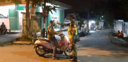 PSBB diperpanjang, Babinsa dan babinkamtibmas Prambon tetap bersinergi