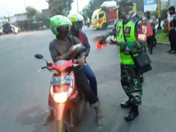 Koramil 0816/12 Prambon membagikan nasi bungkus pada warga