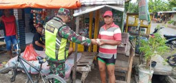 Serma Tri Sakti ikut Bagikan Nasi Bungkus di warga 3 desa