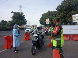 Tetap Semangat Anggota Koramil 0816/11 Tarik, Jaga Cek Point Penerapan PSBB
