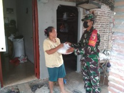 Babinsa Desa Kedung Rawan bagikan Sembako dari Kodam V/Brawijaya