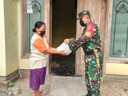 Babinsa Koramil 0816/12 Prambon bagikan paket Sembako kepada warga binaanya