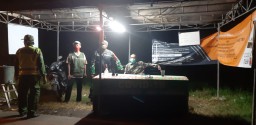 Babinsa Koramil 12 Prambon komsos dengan para Relawan Posko Covid-19