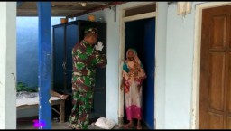 Babinsa 0816/03 buduran membagikan sembako sesuai instruksi dari Pangdam V/Brawijaya