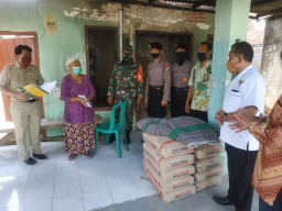 Babinsa Koramil 0816/11 Tarik Dampingi Baznas Sidoarjo Serahkan Bantuan Uang Tunai Kepada Korban Bencana Kebakaran