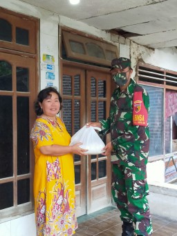 Babinsa Koramil 0816/08 Jabon bagikan Sembako Dari Kodam V/Brawijaya.