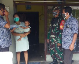 Sukseskan program pemerintah, Babinsa Koramil 0816/12 Prambon mendata warga penerima BLT