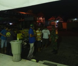 Babinsa Koramil 0816/12 Prambon bersama Relawan Covid - 19 Desa Bendotretek Kecamatan Prambon lakukan penyemprotan desinfektan di malam hari