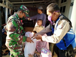 Untuk Rakyat TNI,Polri Tetap Semangat bagikan Nasbung di masa PSBB ke II dua