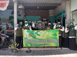 UPZIS NU Desa Kraton Peduli Covid-19, Bagi Sembako ke Kaum Dhuafa didampingi Babinsa Serka Muttakim.