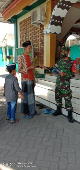 Babinsa dan Babinkamtibmas bersinerg bagi masker gratis di Desa Sidorejo Kecamatan Krian Kabupaten Sidoarjo.