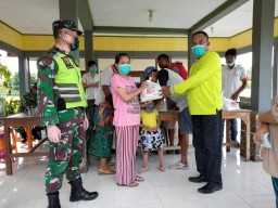 Lights 76 Community bekerja sama dengan Kodim 0816/Sidoarjo bagikan 220 paket sembako kepada warga Desa Gamping Kecamatan Krian