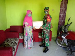 “Babinsa Koramil 17 Gedangan Salurkan Bantuan Sembako Dari Persit KCK PD V/Brawijaya”