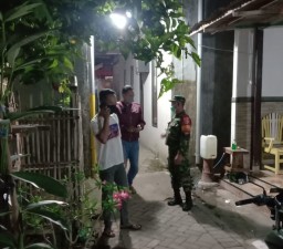 Babinsa Koramil 0816/12 Prambon melaksanakan patroli keliling Desa dalam upaya percepatan penanganan dan pemutusan rantai Covid - 19