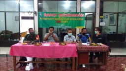 Sukseskan pelaksanaan PSBB, Babinsa Koramil 0816/12 Prambon melaksanakan rapat koordinasi sosialisasi PSBB tahap ke dua di Balai Desa Temu