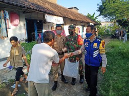 Dapur Umum TNI - Polri, Babinsa Koramil 14 /Taman Bagikan 300 Nasi Kotak ke Warga Binaannya