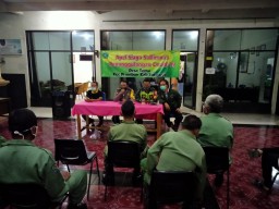 Babinsa Koramil 0816/12 Prambon bersama Bhabinkamtibmas Berikan Pelatihan Kepada Linmas Desa Temu, Dalam Rangka sukseskan PSBB cegah Covid - 19