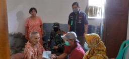 Babinsa Koramil 0816/12 Prambon dampingi warga Desa Binaannya pada kegiatan Penyaluran BLT
