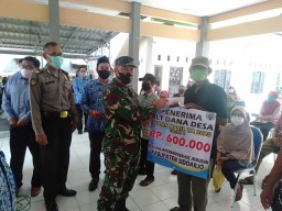 Danramil 0816/03 Buduran menghadiri undangan pembagian BLT - DANA DESA tahap pertama Desa Banjarkemantren