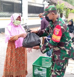 Babinsa Koramil 0816/12 Prambon terjun langsung bagikan paket sembako ke warga Desa Jati