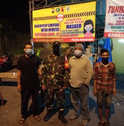 Antisipasi Penyebaran Covid-19, Babinsa Koramil 0816/12 Prambon Serma Maiman Patroli Bersama Relawan Desa Kedungsugo