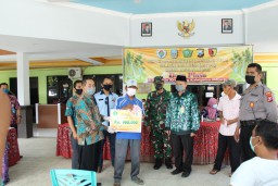Forkompimka Dampingi Pembagian BLT Dana Desa Di Desa Ploso, Kandangan.