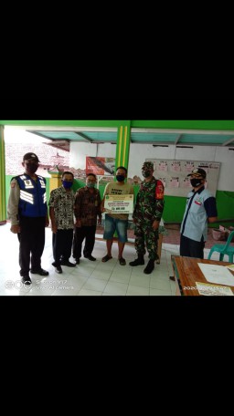 Babinsa Desa Kedung Sumur Dampingi Pembagian BLTDD