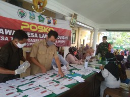Babinsa Koramil 0816/08 Jabon Dampingi Pembagian BPNT