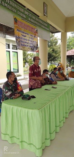 Babinsa Koramil 0816/11 Tarik Dan Babinkamtibmas Dampingi Penyerahan BLT Dana Desa kepada Warga Masyarakat Desa Klantingsari