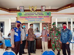 Babinsa Serda Soeparno Melaksanakan Pendampingan Bantuan BLT Akibat Wabah Covid – 19