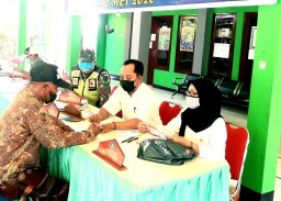 Serda Nanang Nasdar Aulia kali ini dampingi penyaluran BLT DD Desa Katerungan Kecamatan Krian