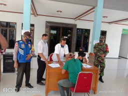 Danramil07/ Krembung Hadiri pembagian BLTDD di 4 Desa.