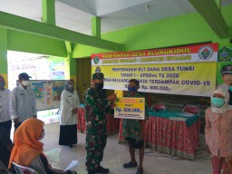 Pelda Sutikno Babinsa 0816/01 Sidoarjo hadiri pemberian BLT dana desa Blurukidul Sidoarjo