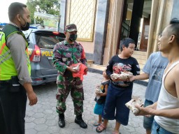 Tetap Semangat bagikan Nasbung di masa PSBB ke II dua