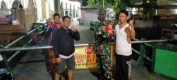 Beri semangat kepada relawan covid 19 Babinsa 0816/01 Desa Sarirogo hadir di wilayah binaanya
